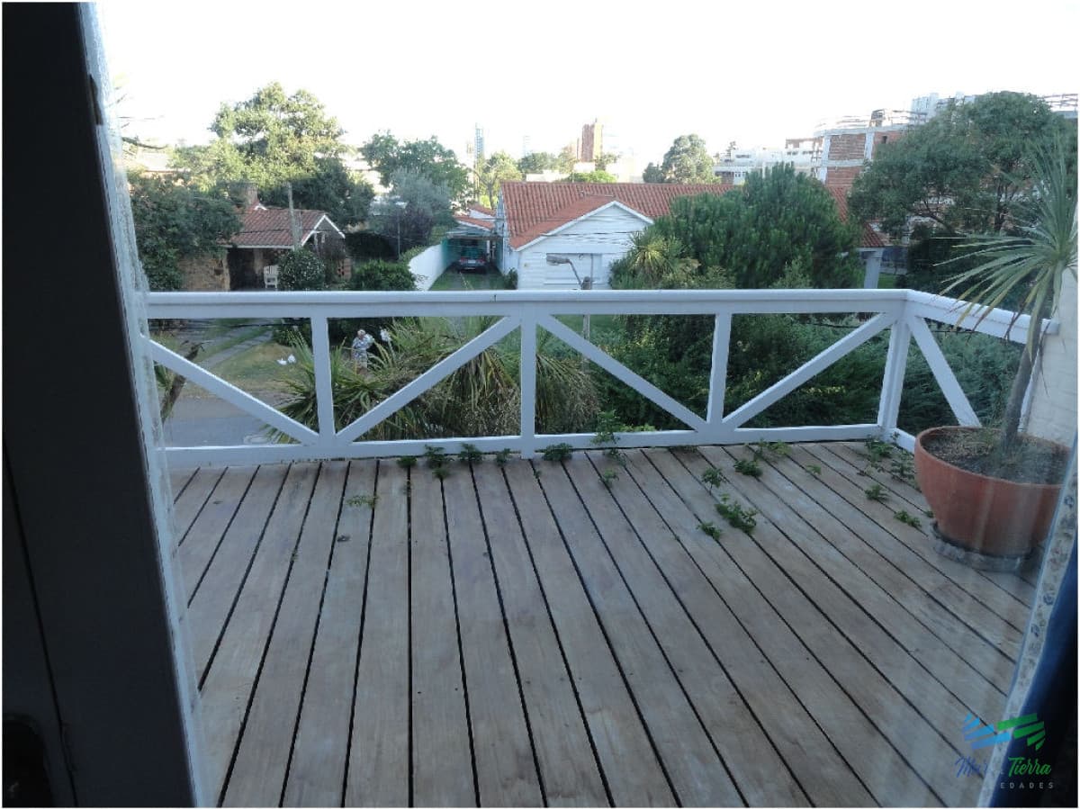 Casa en alquiler y venta..  Zona de playa mansa, a 50 ms del mar. Punta del Este.
