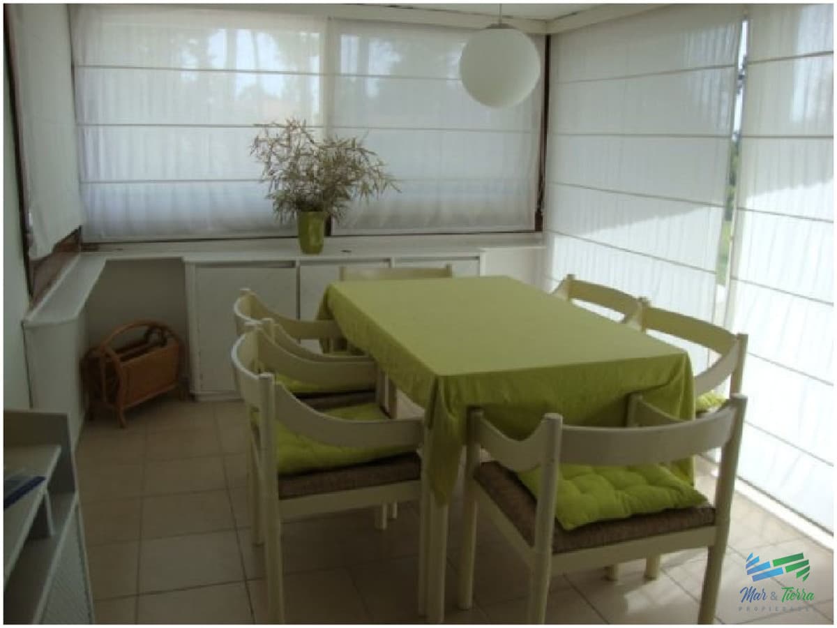 En alquiler!! Espectacular casa en alquiler. Cuenta con gran jardin y piscina.