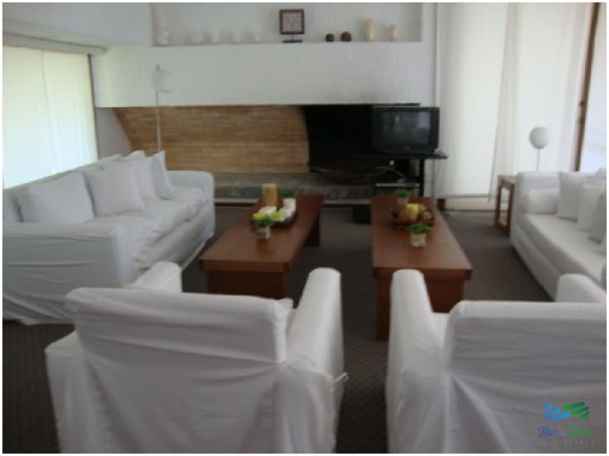 En alquiler!! Espectacular casa en alquiler. Cuenta con gran jardin y piscina.