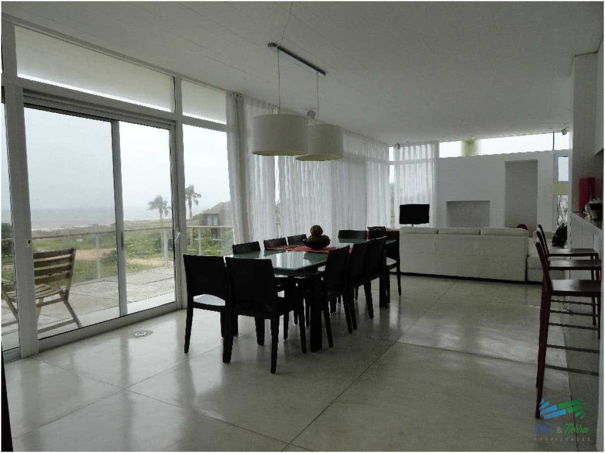 Casa en Alquiler en primera LÍ­nea sobre el mar -Punta Piedra- Punta del Este