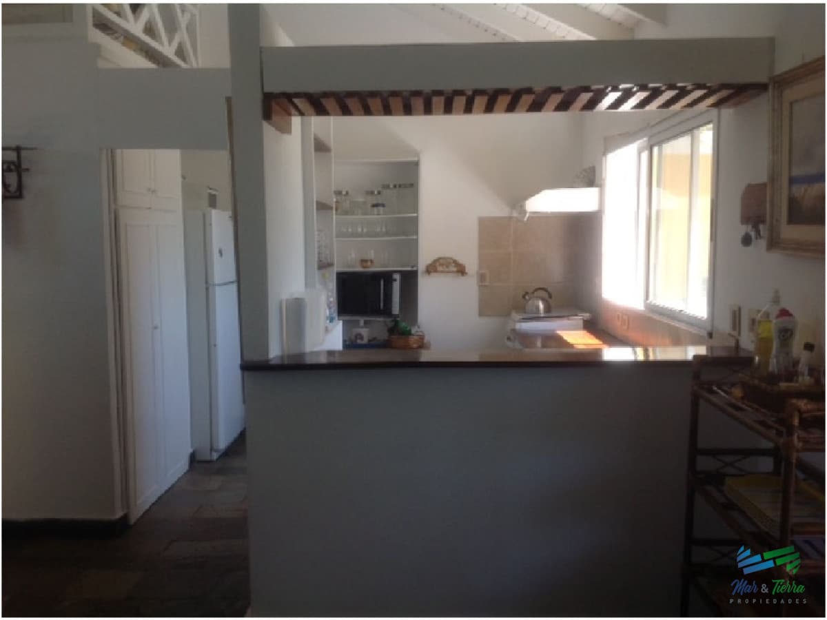VENTA de casa en playa mansa,  casa en zona de Pinares, con vista al mar de 3 dormitorios