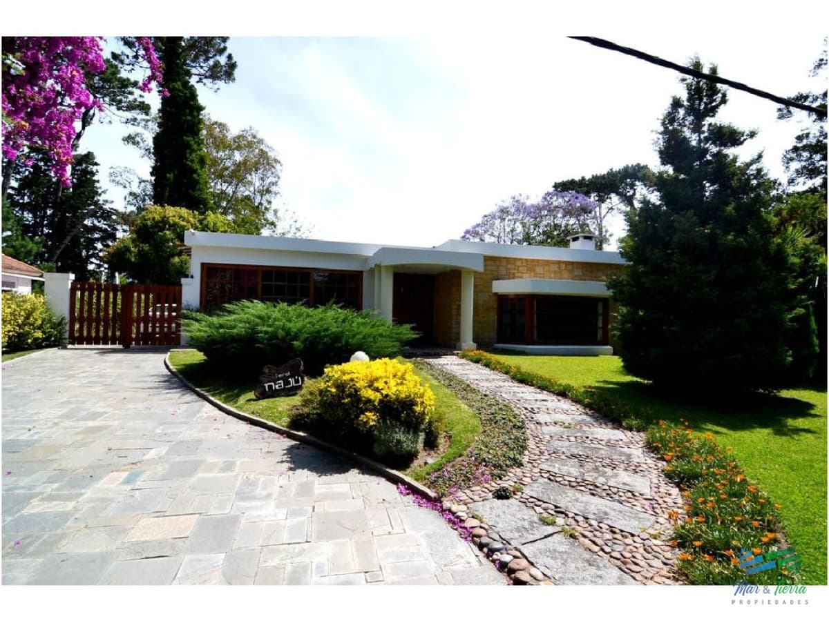 En venta y  alquiler de temporada... Espectacular casa en paradas de la mansa!