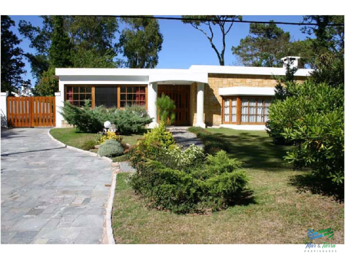 En venta y  alquiler de temporada... Espectacular casa en paradas de la mansa!