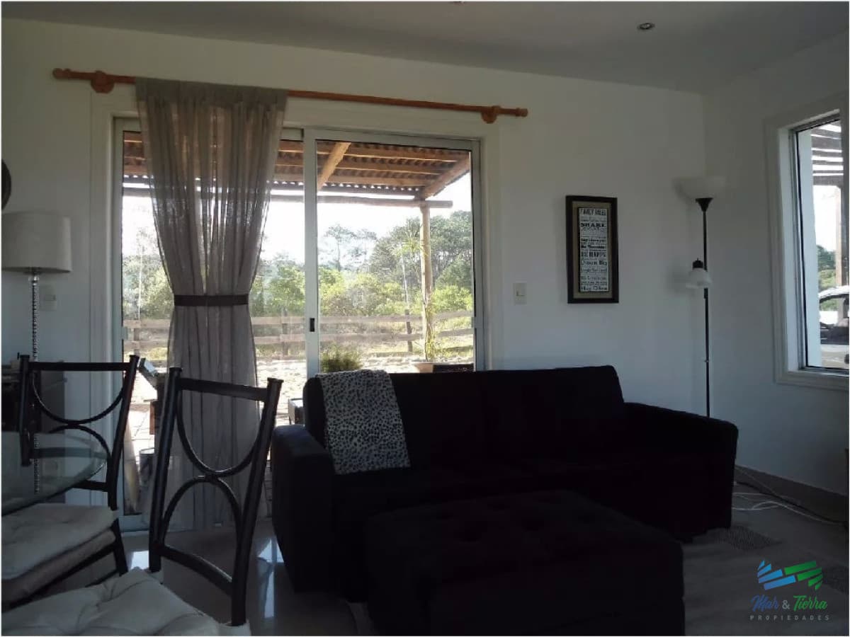 Casa en venta, zona de Laguna del Sauce.  Cuenta con dos dormitorios.