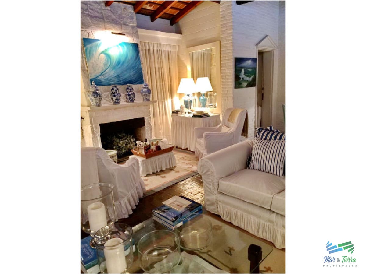 Casa en venta. A seis cuadras del mar.  Cuenta con tres dormitorios.