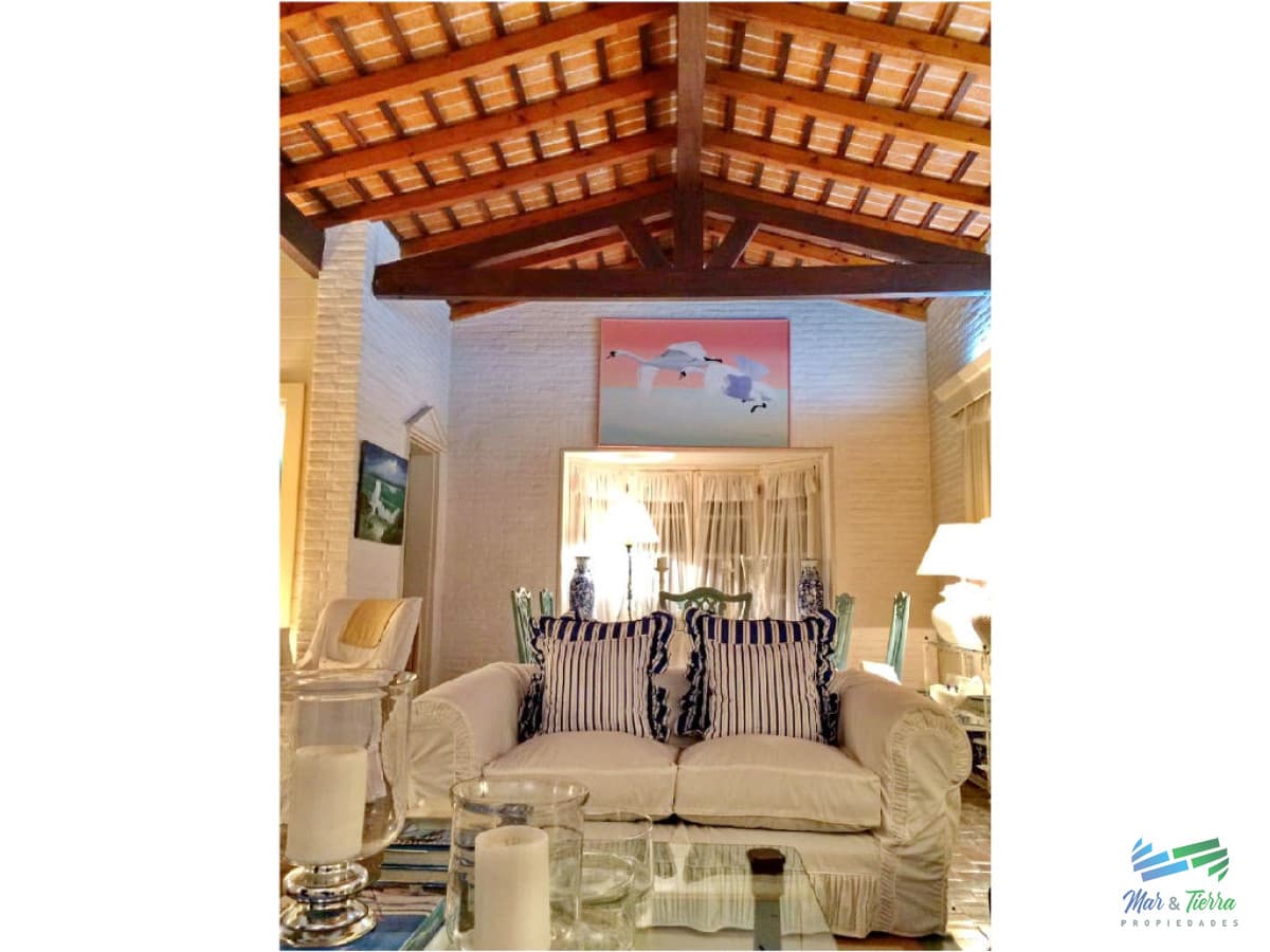 Casa en venta. A seis cuadras del mar.  Cuenta con tres dormitorios.