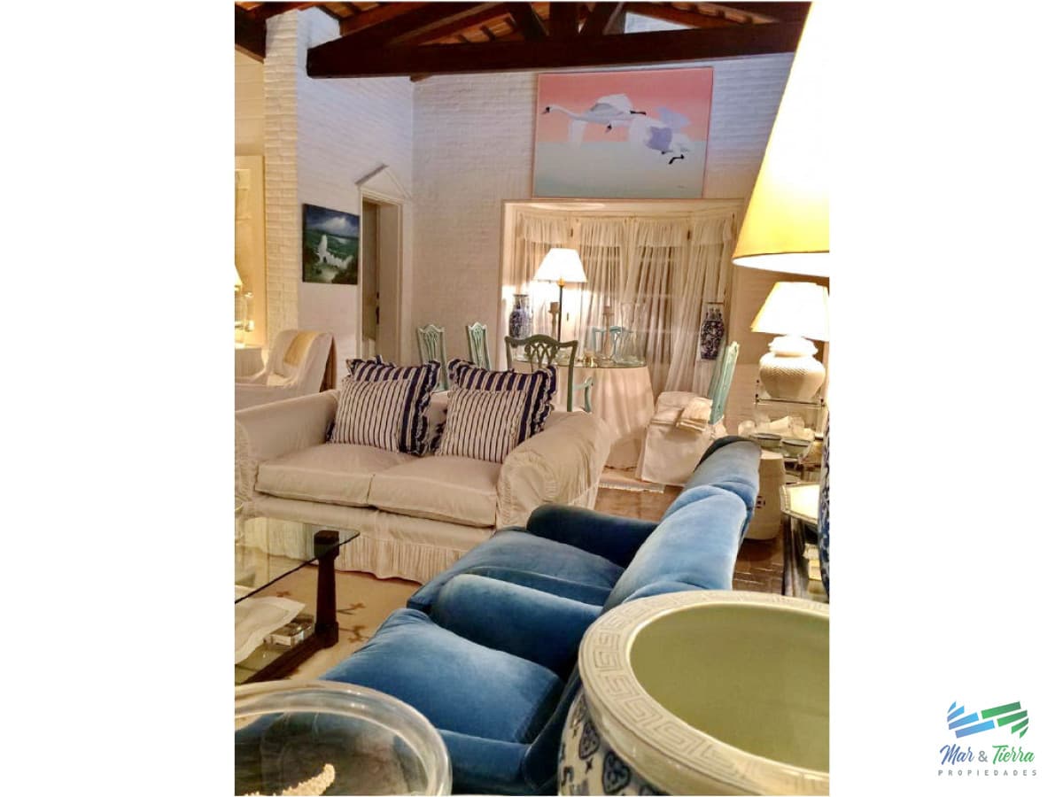 Casa en venta. A seis cuadras del mar.  Cuenta con tres dormitorios.