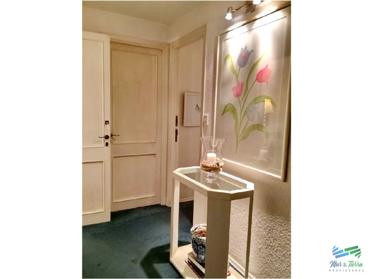 Casa en venta. A seis cuadras del mar.  Cuenta con tres dormitorios.