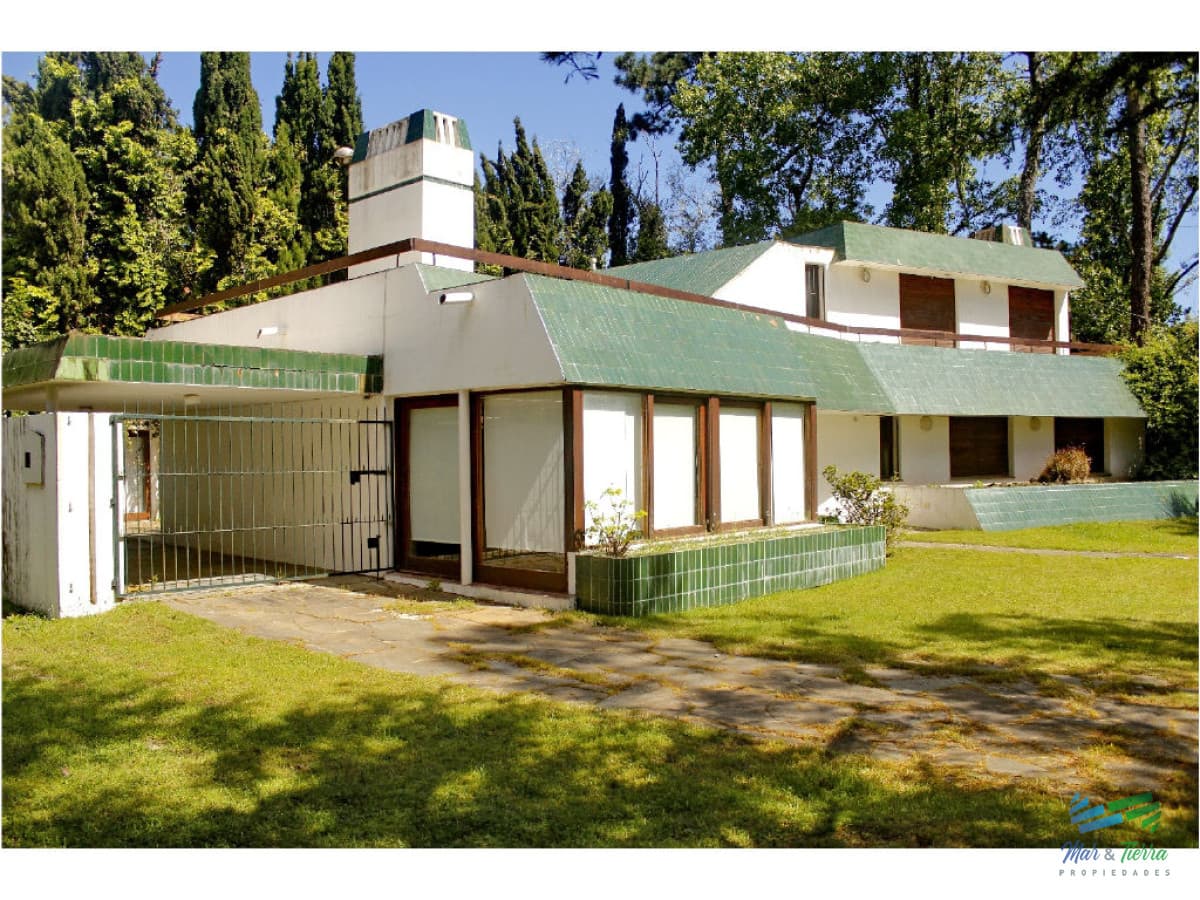 Vendo casa 5 dormitorios con piscina, primeras paradas playa mansa a 300 m del mar, Punta del Este.