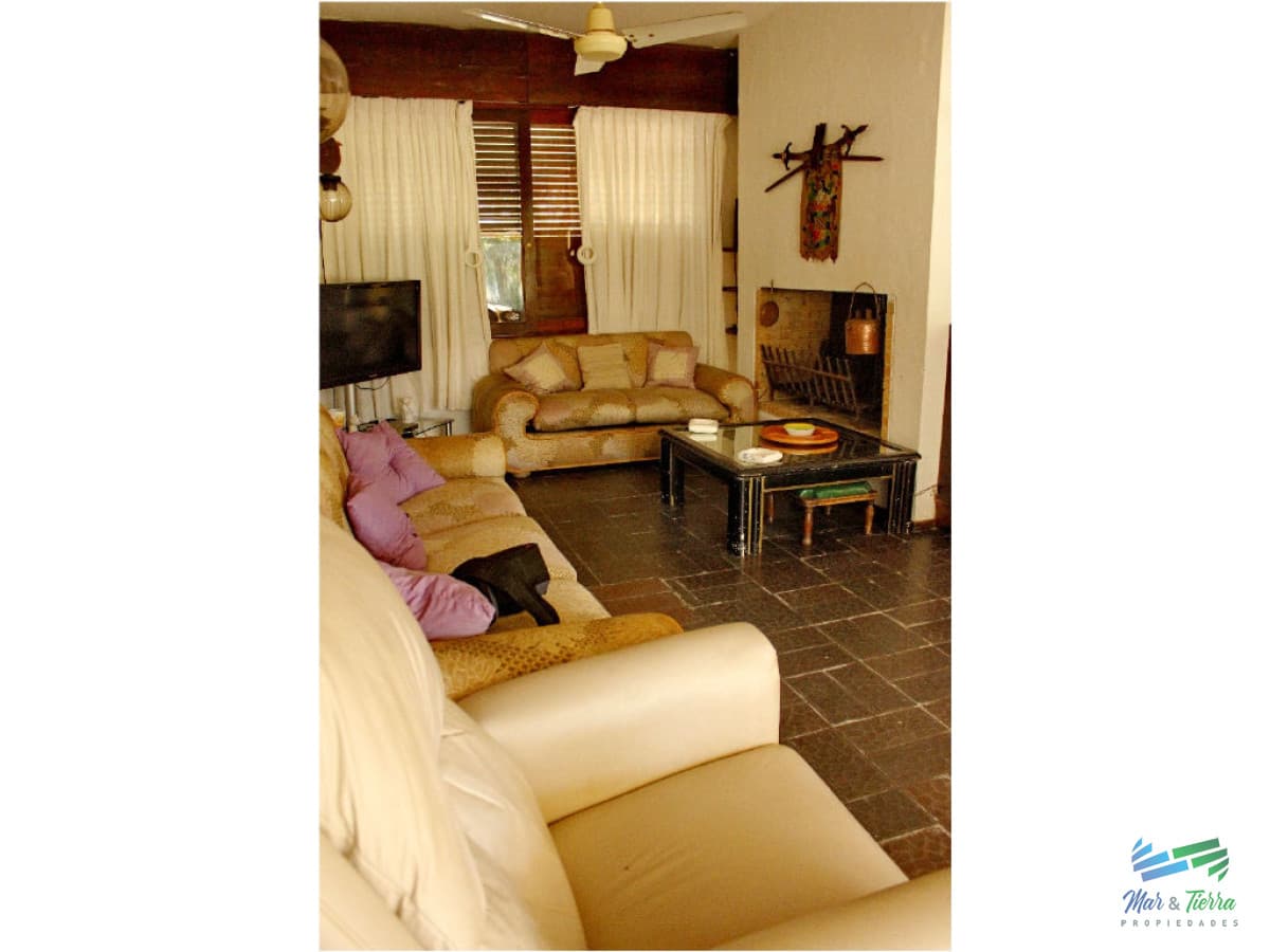 Vendo casa 5 dormitorios con piscina, primeras paradas playa mansa a 300 m del mar, Punta del Este.