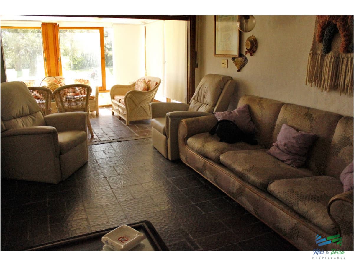 Vendo casa 5 dormitorios con piscina, primeras paradas playa mansa a 300 m del mar, Punta del Este.