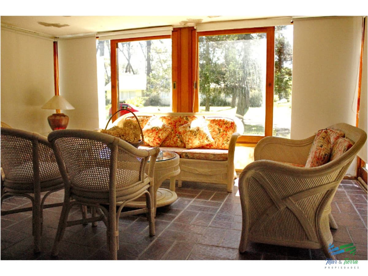 Vendo casa 5 dormitorios con piscina, primeras paradas playa mansa a 300 m del mar, Punta del Este.