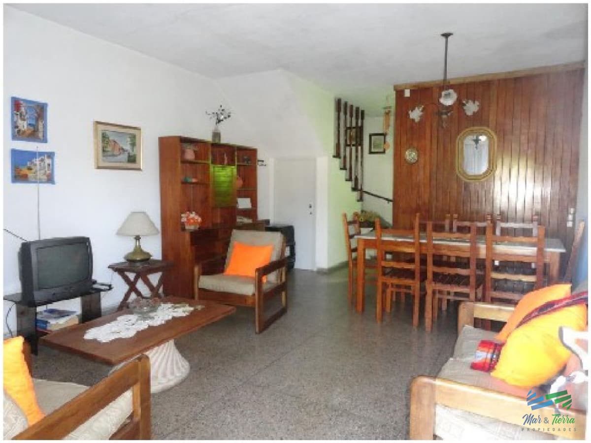 En Alquiler . Cómoda casa estilo PH, con jardín a pocos metros del mar (playa brava)