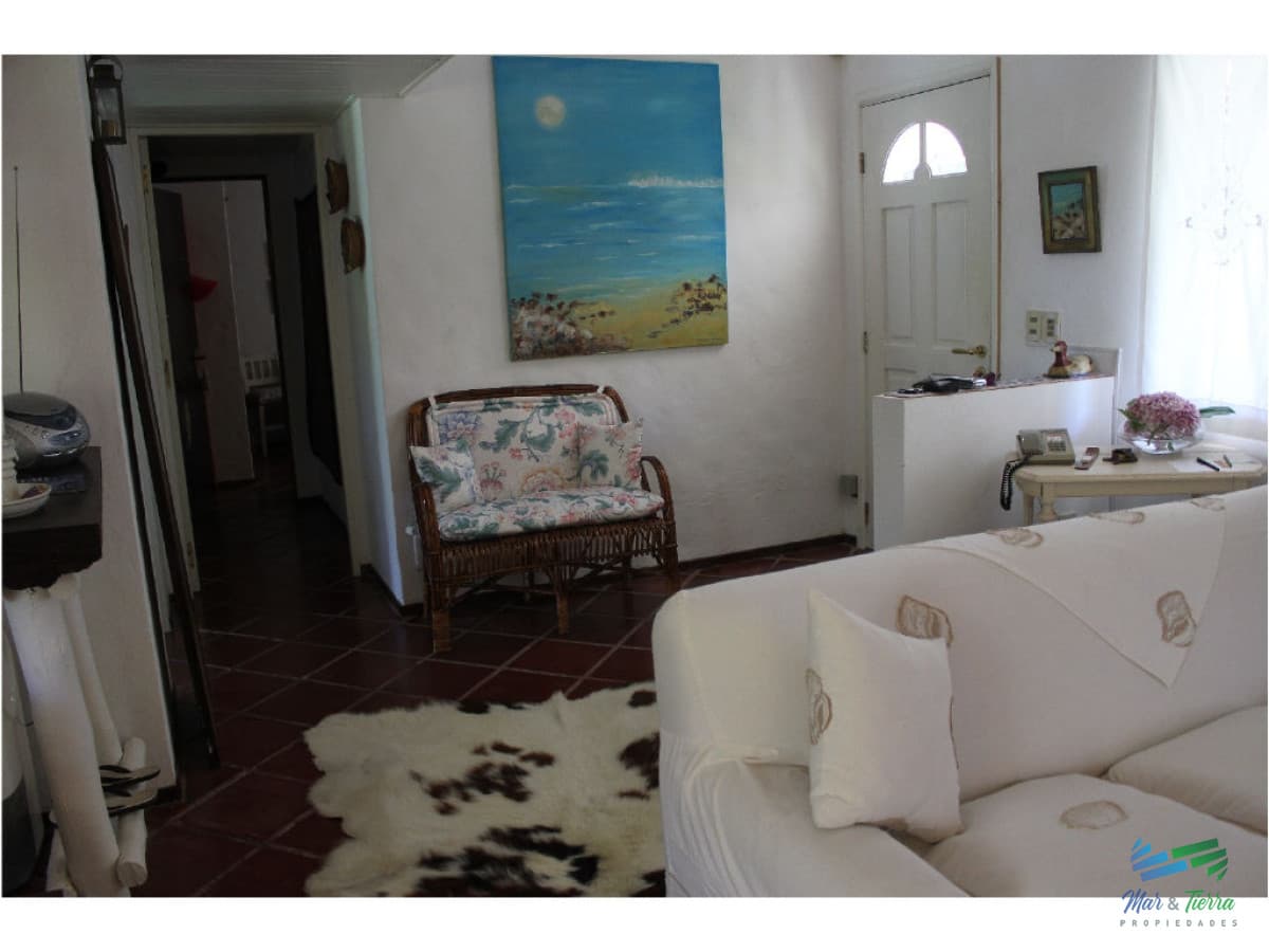 En venta y alquiler...  Casa en excelente zona, distribuida en dos plantas.