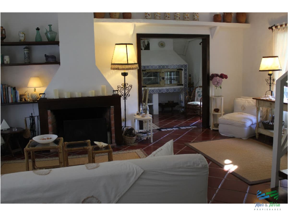 En venta y alquiler...  Casa en excelente zona, distribuida en dos plantas.
