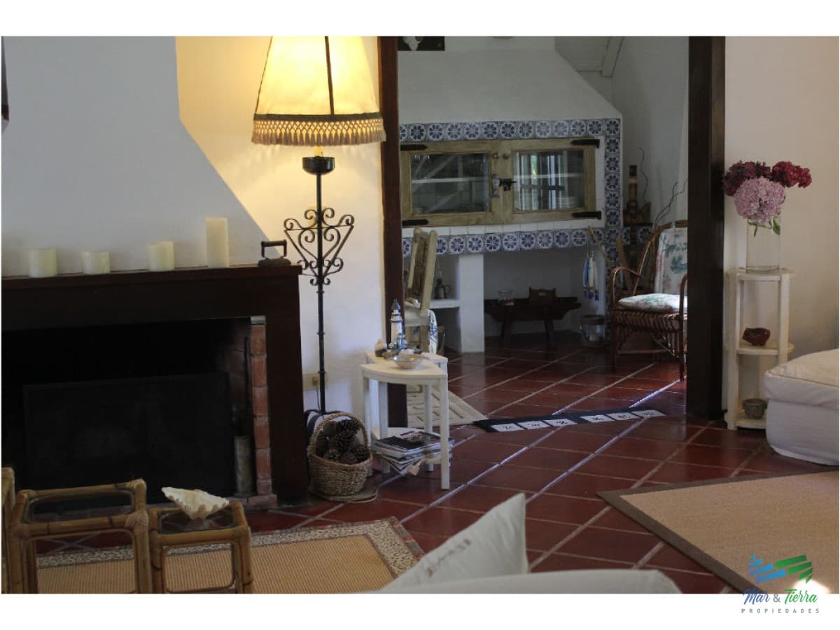 En venta y alquiler...  Casa en excelente zona, distribuida en dos plantas.