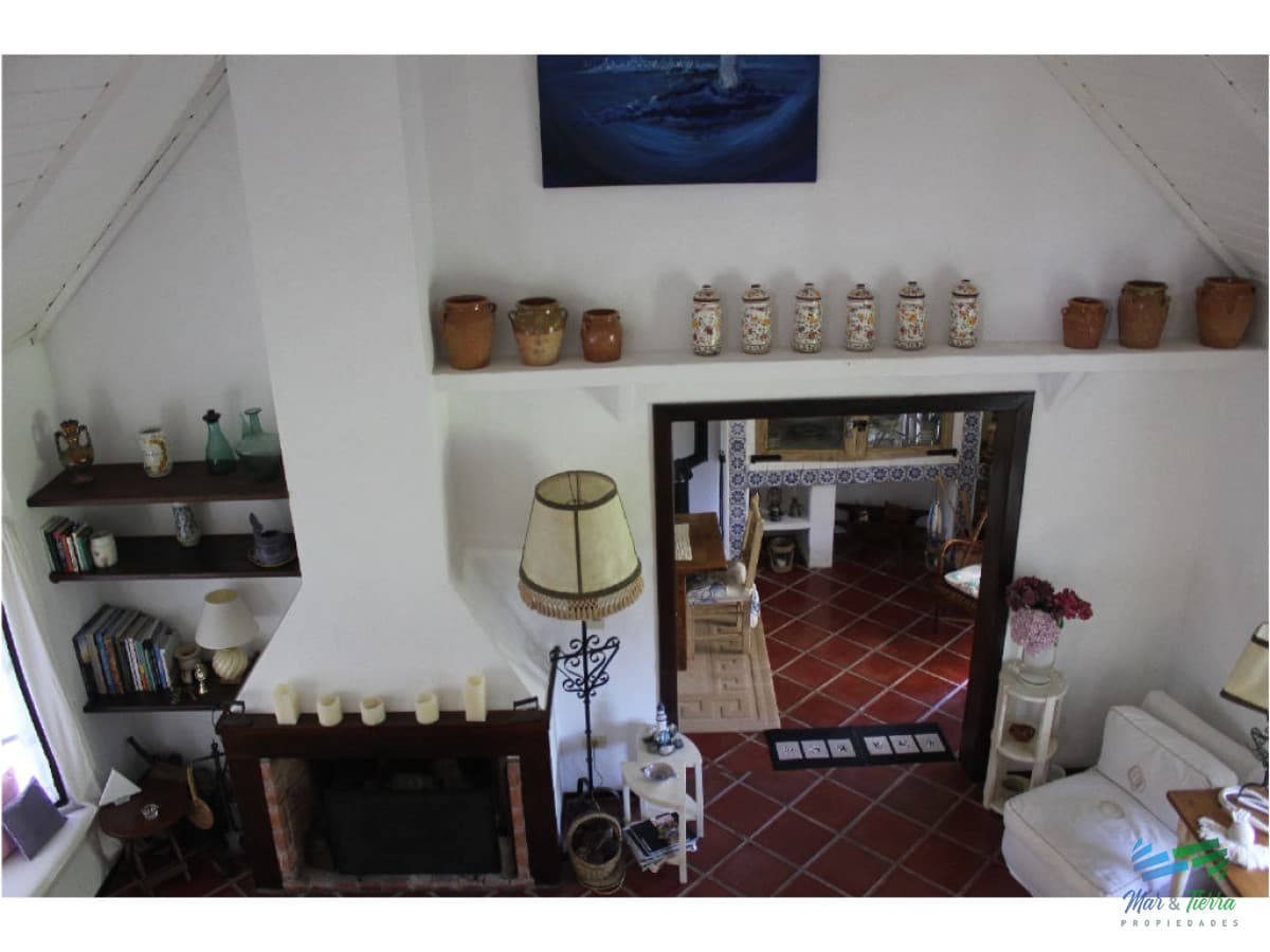 En venta y alquiler...  Casa en excelente zona, distribuida en dos plantas.