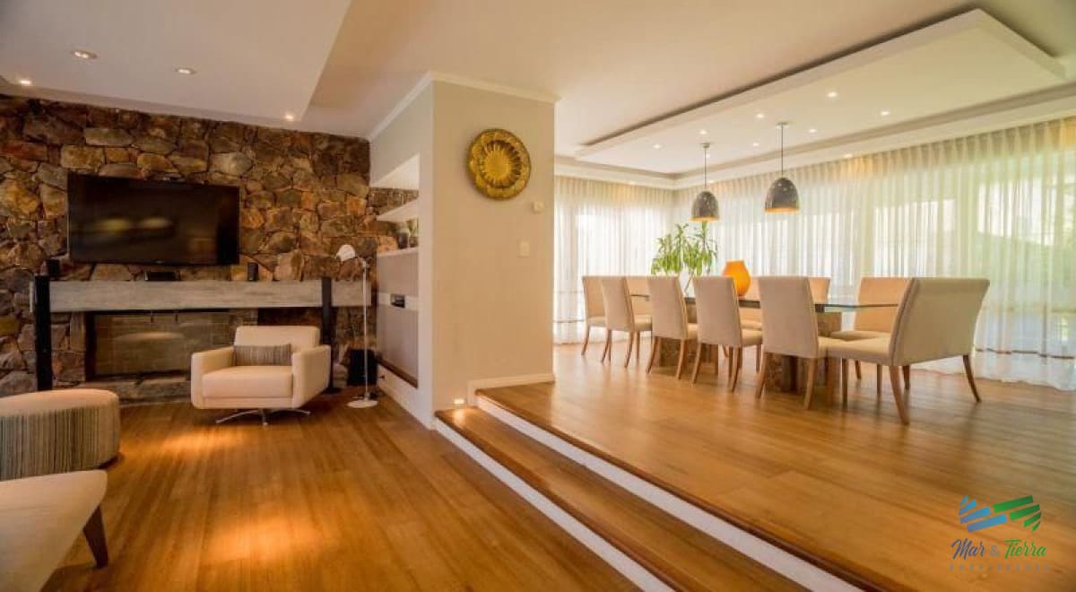 Vendo excelente casa de 6 dormitorios con piscina climatizada en playa mansa, Punta del Este