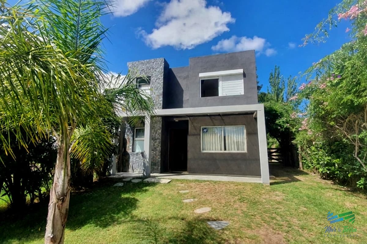 Venta y alquiler anual de casa en Pinares a 200 mts de la playa Mansa - Punta del Este
