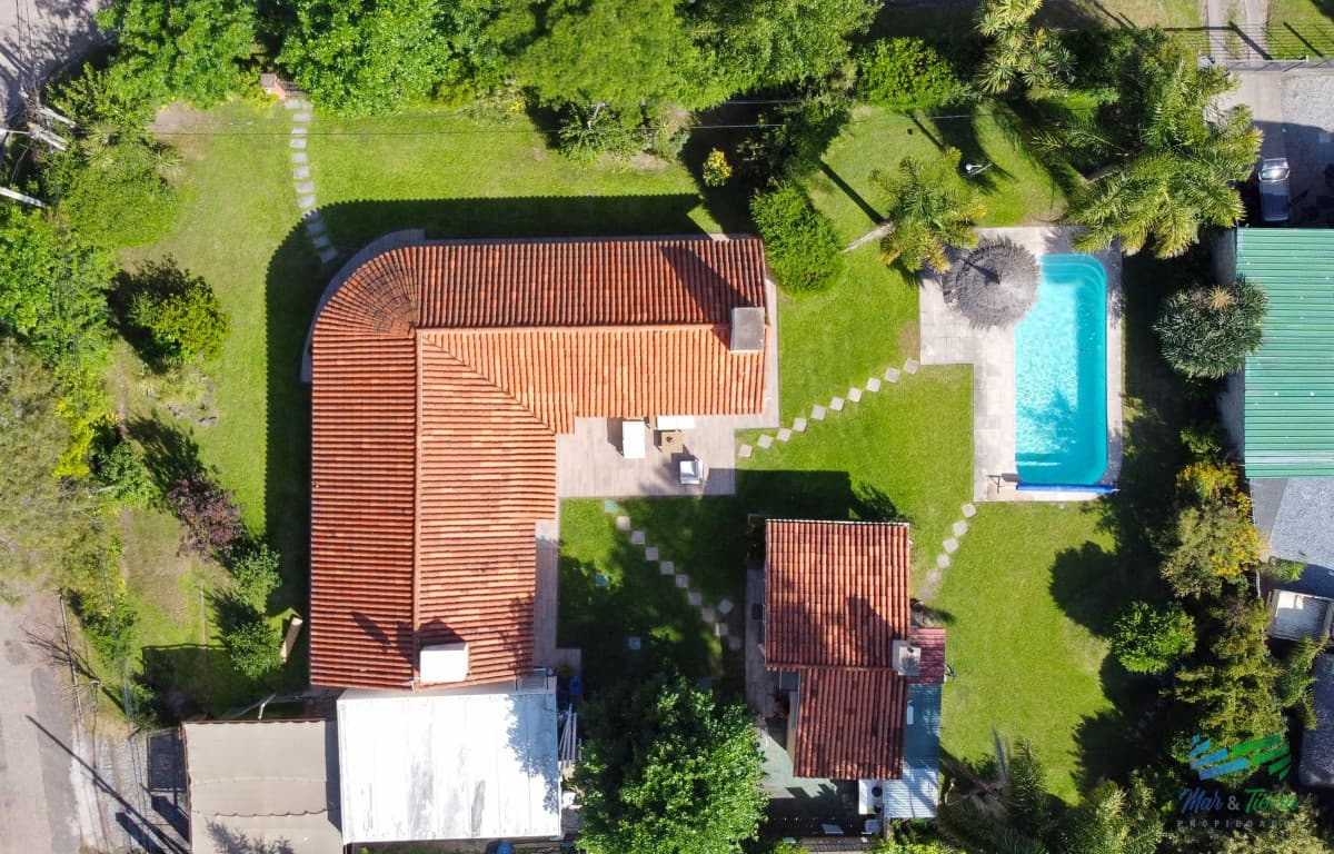 Casa en alquiler de temporada 2026, 4 dormitorios, con piscina climatizada, barbacoa, Punta del este!