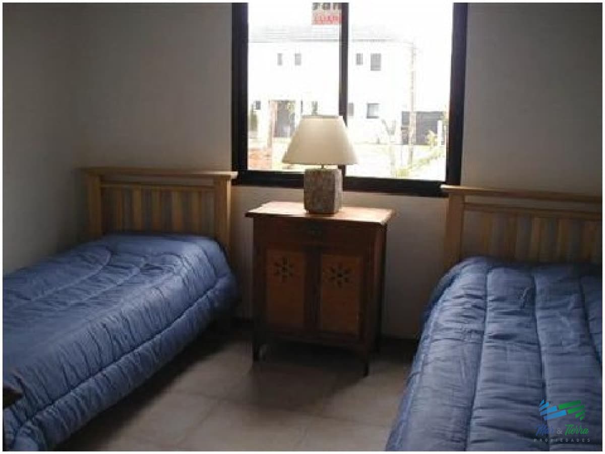 Muy linda casa ubicada a 150 metros del mar, con muy buenas vistas.