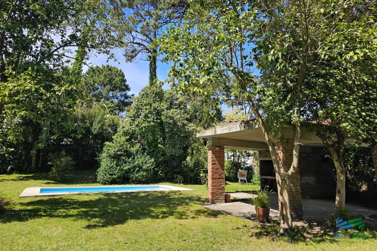 CASA CON PISCINA, 4 DORMITORIOS, MANSA, PUNTA DEL ESTE, DISPONIBLE EN TEMPORADA