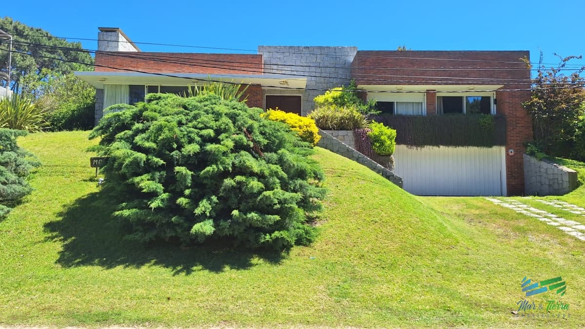 CHALET DISPONIBLE ALQUILER DE TEMPORADA, MODERNO DE 4 DORMITORIOS, PISCINA. PUNTA DEL ESTE