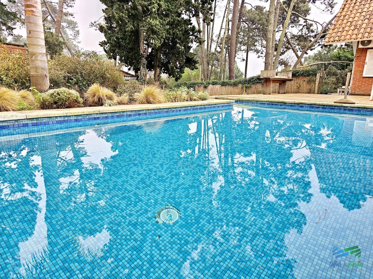 CASA EN ALQUILER, 4 DORMITORIOS Y PISCINA CLIMATIZADA, ZONA COLEGIOS, PUNTA DEL ESTE