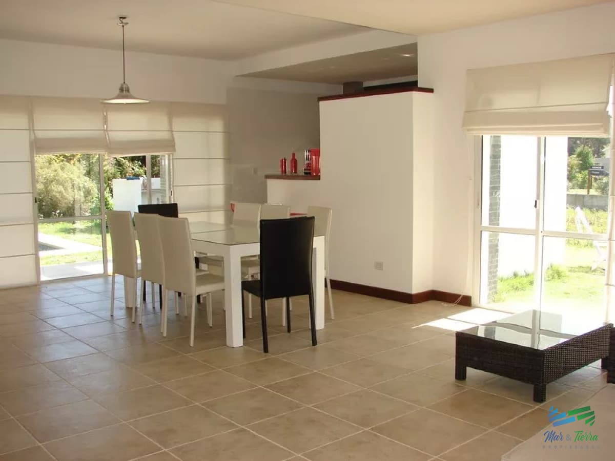 En alquiler casa 5 dormitorios con piscina en Rincon del Indio, playa brava, Punta del Este.