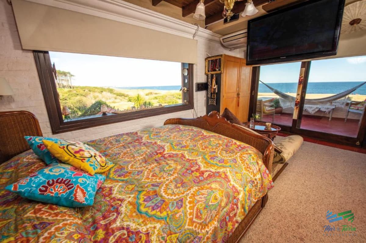 Venta de casa de 6 dormitorios en Playa Mansa Punta del Este Piedras del Chileno Punta Ballena