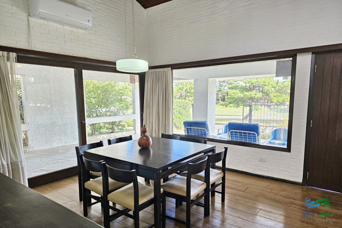 Vendo casa de 4 dormitorios a dos cuadras del mar, playa mansa, Punta del Este