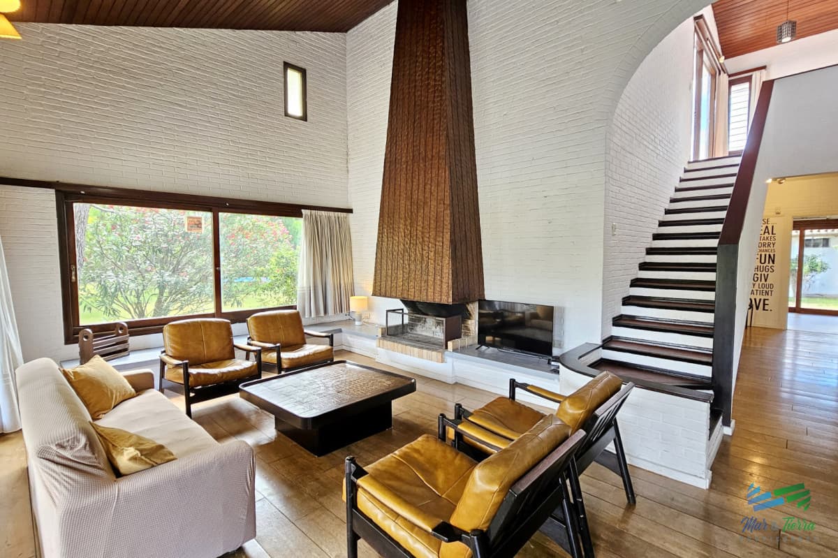 Vendo casa de 4 dormitorios a dos cuadras del mar, playa mansa, Punta del Este