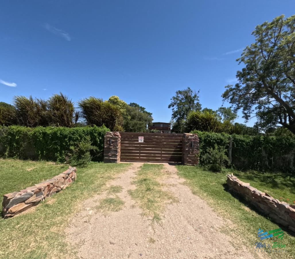 Hermosa Chacra 8 Has a 10 minutos de Colonia, ideal para vivir todo el año.