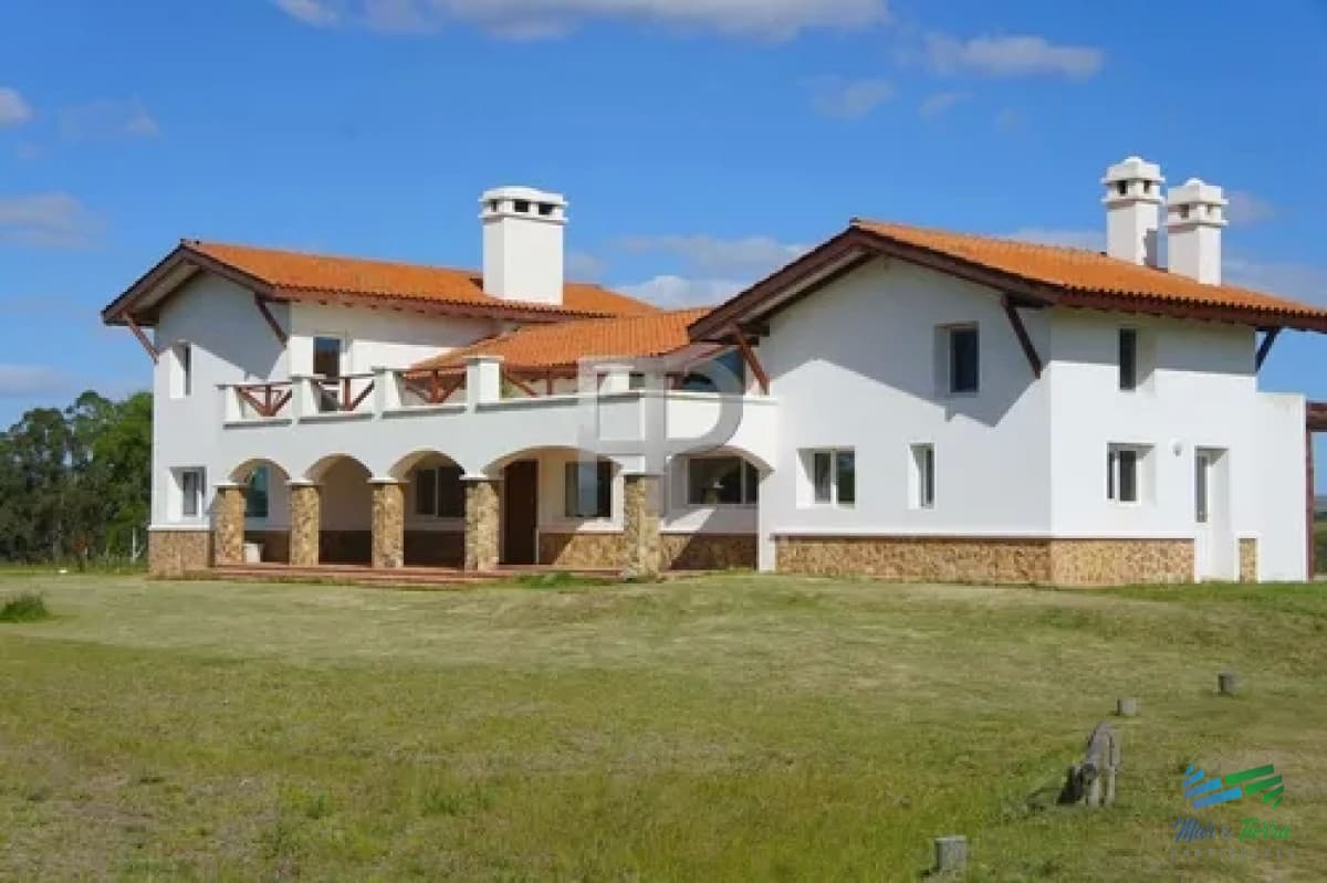 Excepcional Casa de campo, Ideal para vivir todo el año, costa de arroyo y a 30 minutos de Punta