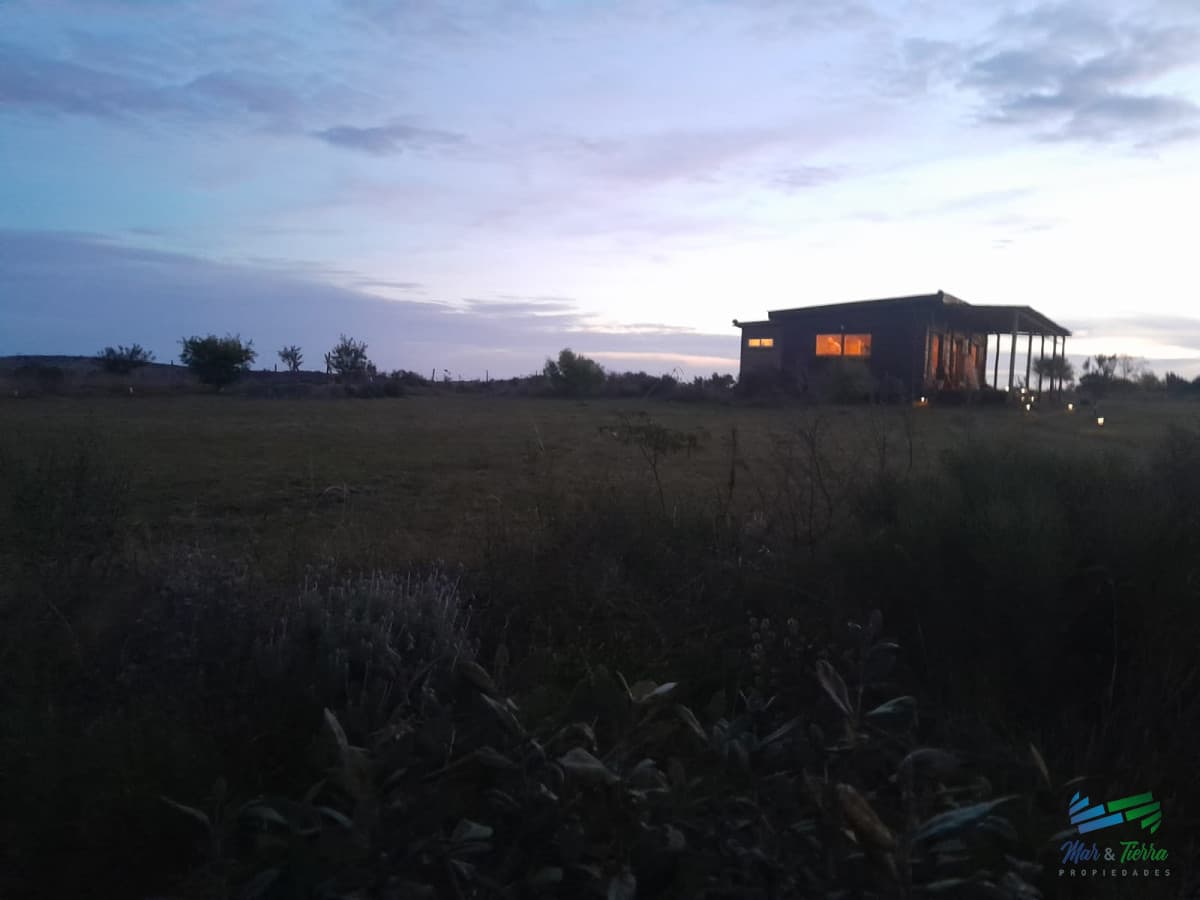 Simpática chacra con 2 construcciones bien diferentes con un enfoque Agro-Ecológico a 800 mts de R.12 y 30 minutos de Punta