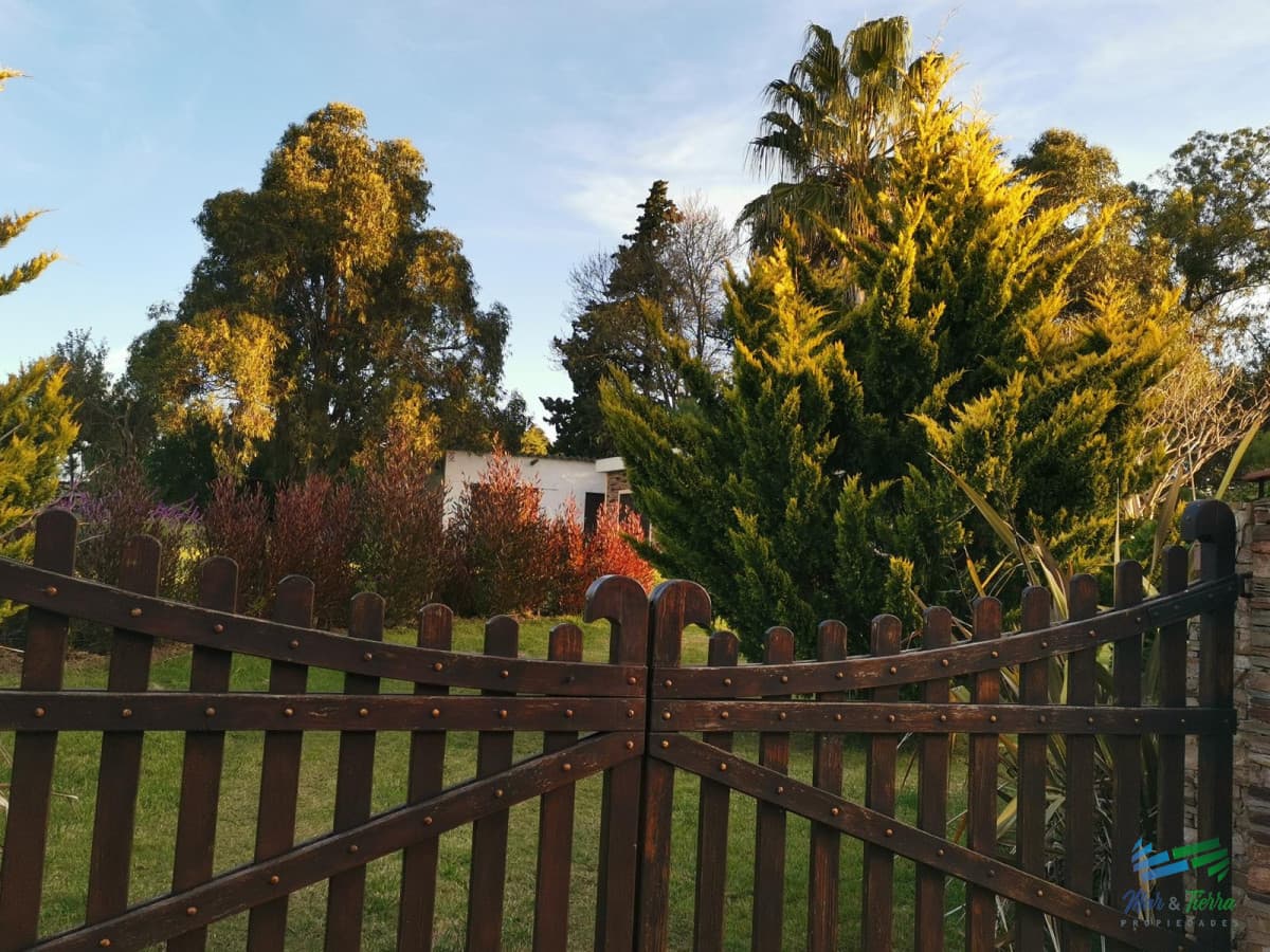 En venta chacra de 6 hectareas con casa a 1 hora de Montevideo y 10 minutos del mar.
