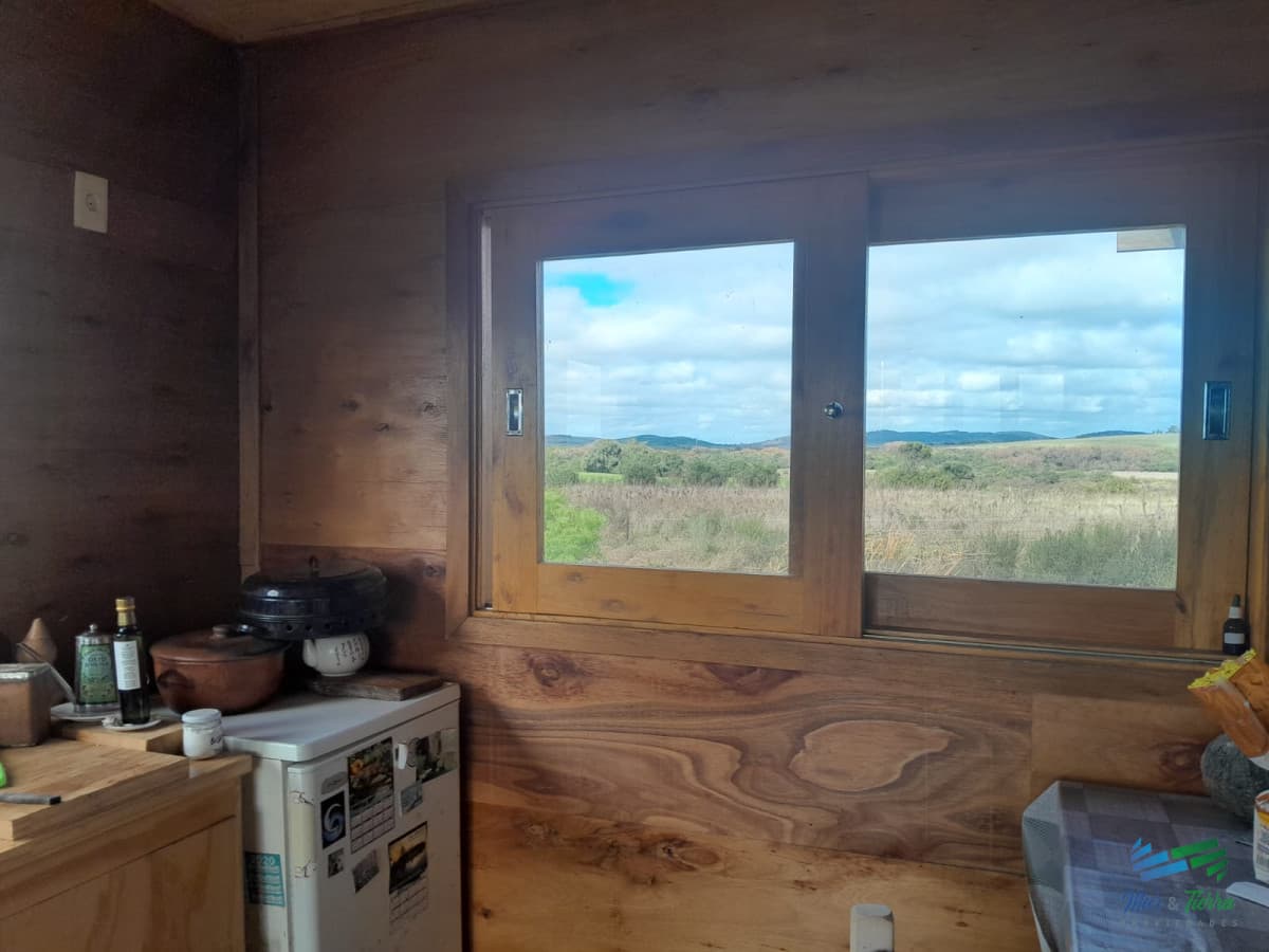 Simpática chacra con 2 construcciones bien diferentes con un enfoque Agro-Ecológico a 800 mts de R.12 y 30 minutos de Punta