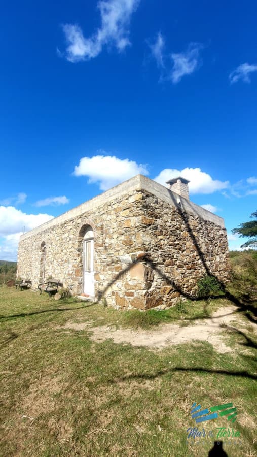 BAJO DE PRECIO !!! Muy linda casa de piedra, 9 has en las sierras y con 500 olivos