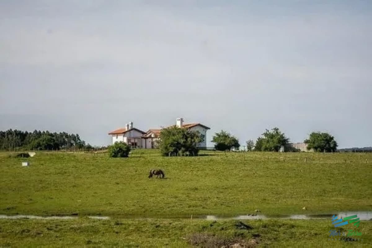 Casa tipo Colonial en chacra 10 Has bien ubicada