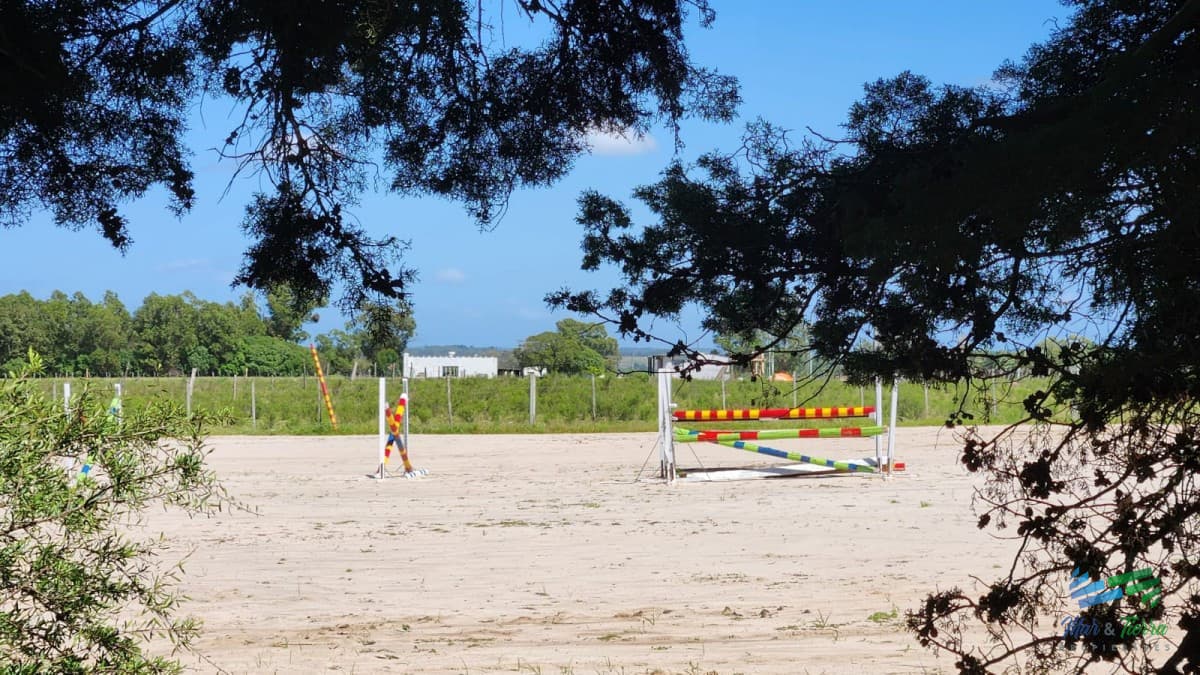 BAJO DE PRECIO...Amantes de los caballos tienen su refugio de fin de semana a 80 Kms de Mdeo y 10 minutos de la playa