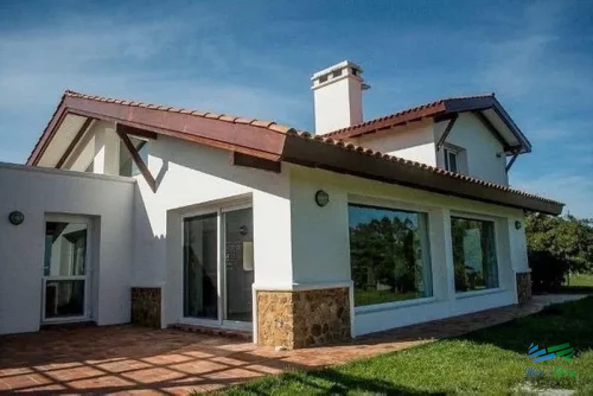Excepcional Casa de campo, Ideal para vivir todo el año, costa de arroyo y a 30 minutos de Punta