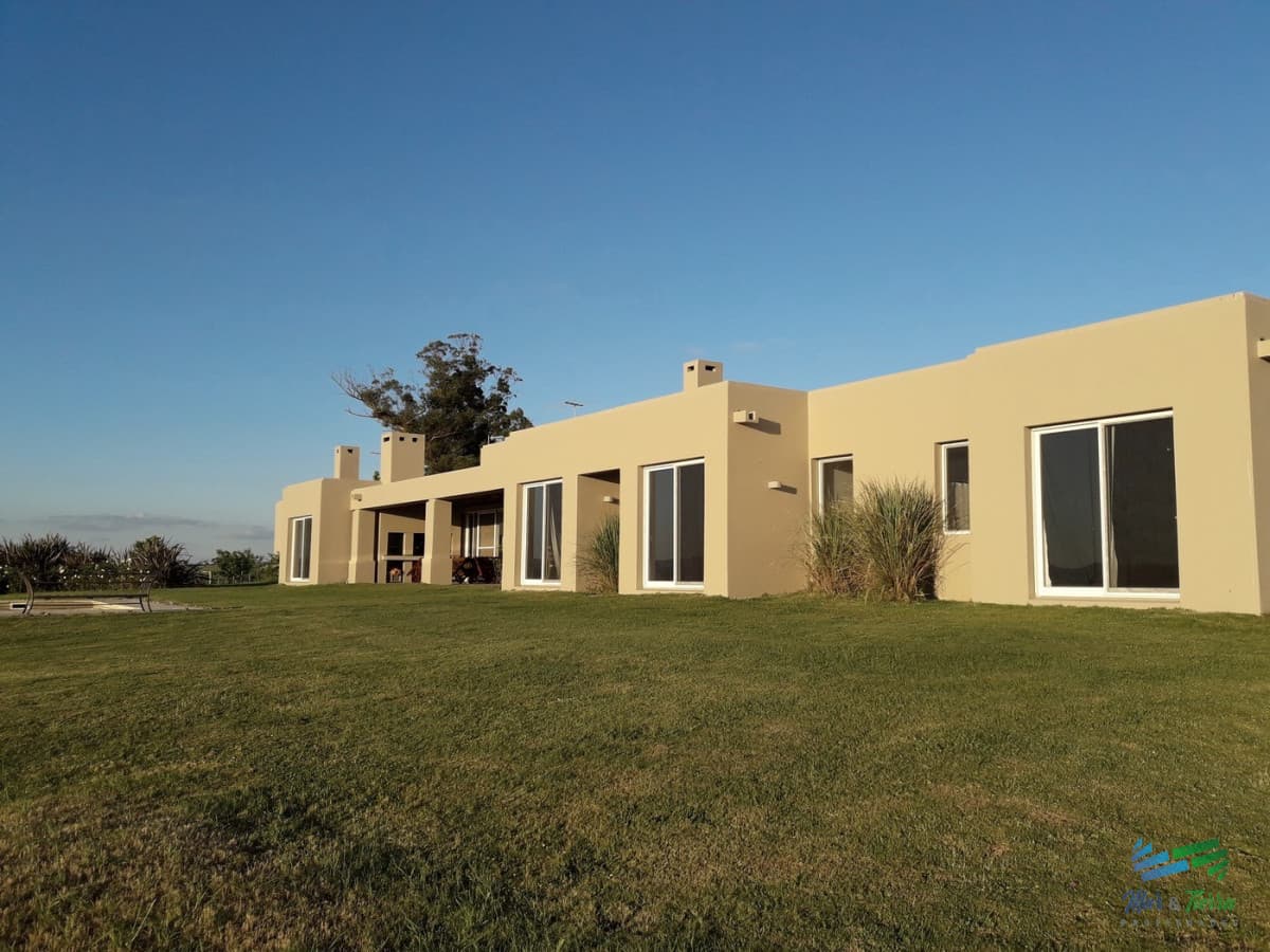 Muy lindo campo en Jose Ignacio con importante casa y costa al arroyo Jose Ignacio