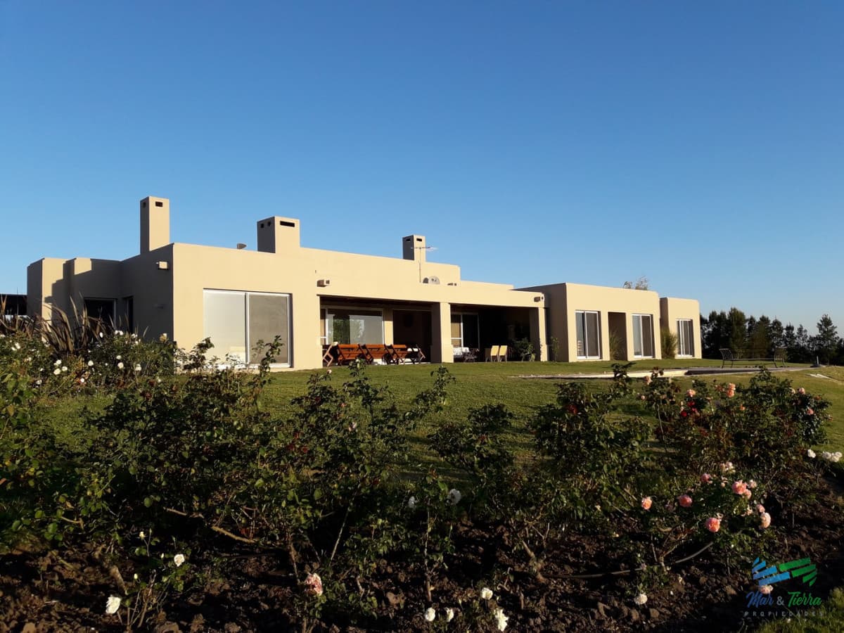 Muy lindo campo en Jose Ignacio con importante casa y costa al arroyo Jose Ignacio