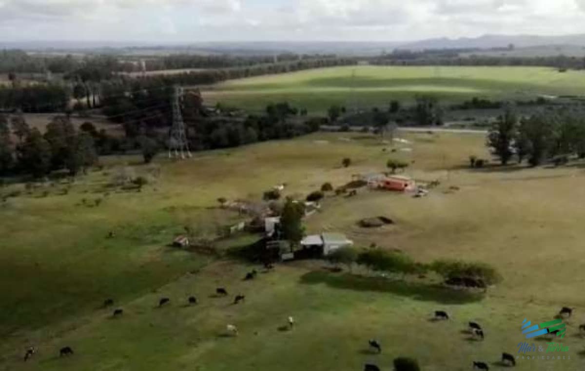 Muy linda fracción de campo, excelentemente ubicado con casa e instalaciones.