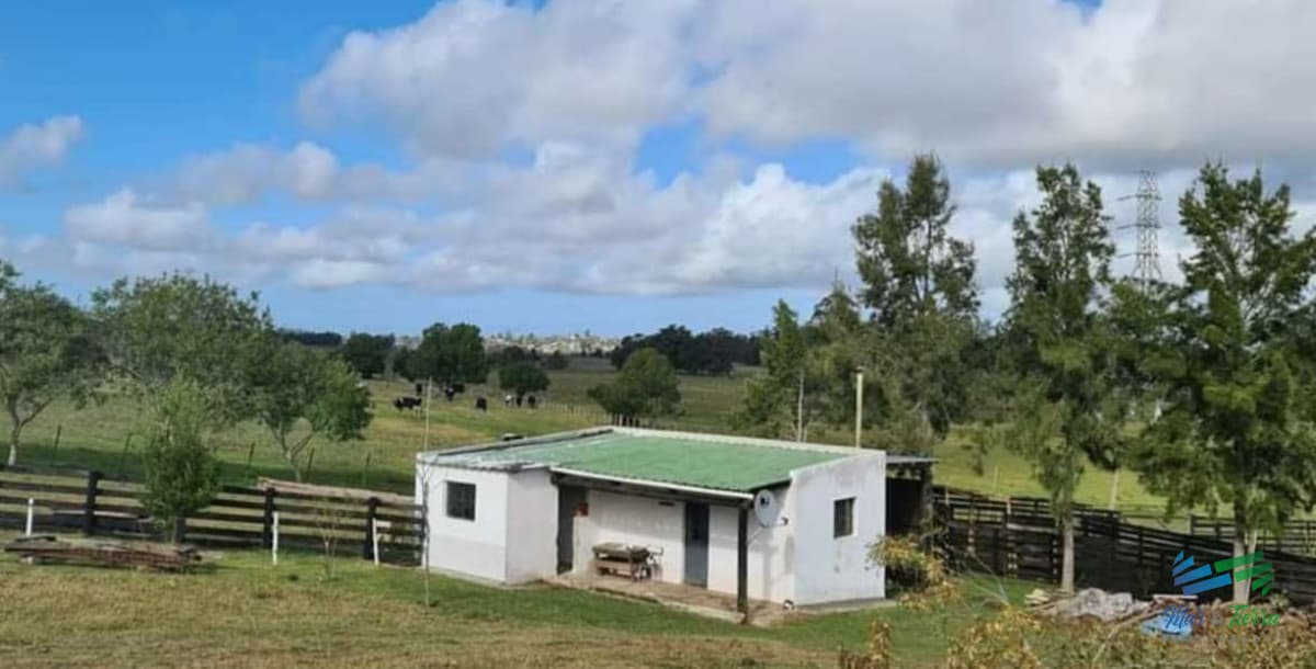 Muy linda fracción de campo, excelentemente ubicado con casa e instalaciones.