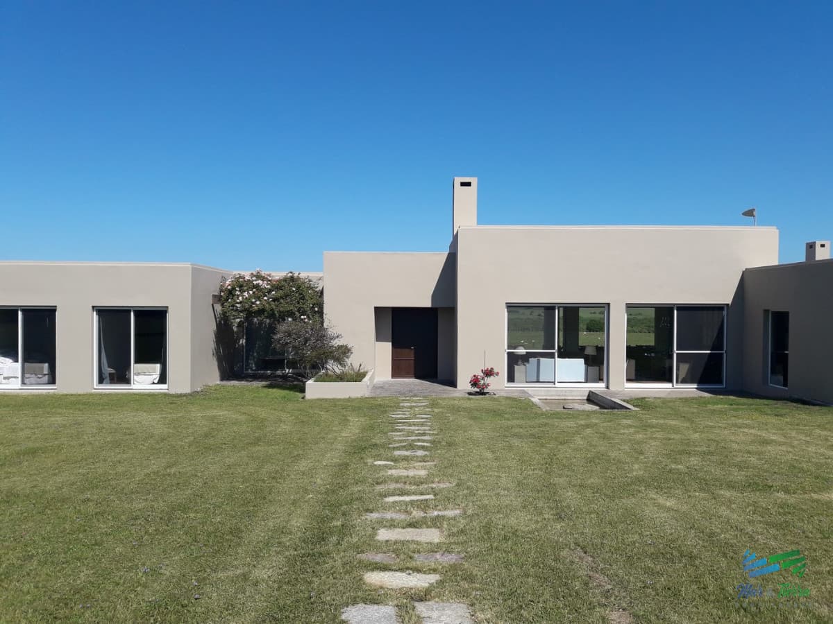 Muy lindo campo en Jose Ignacio con importante casa y costa al arroyo Jose Ignacio