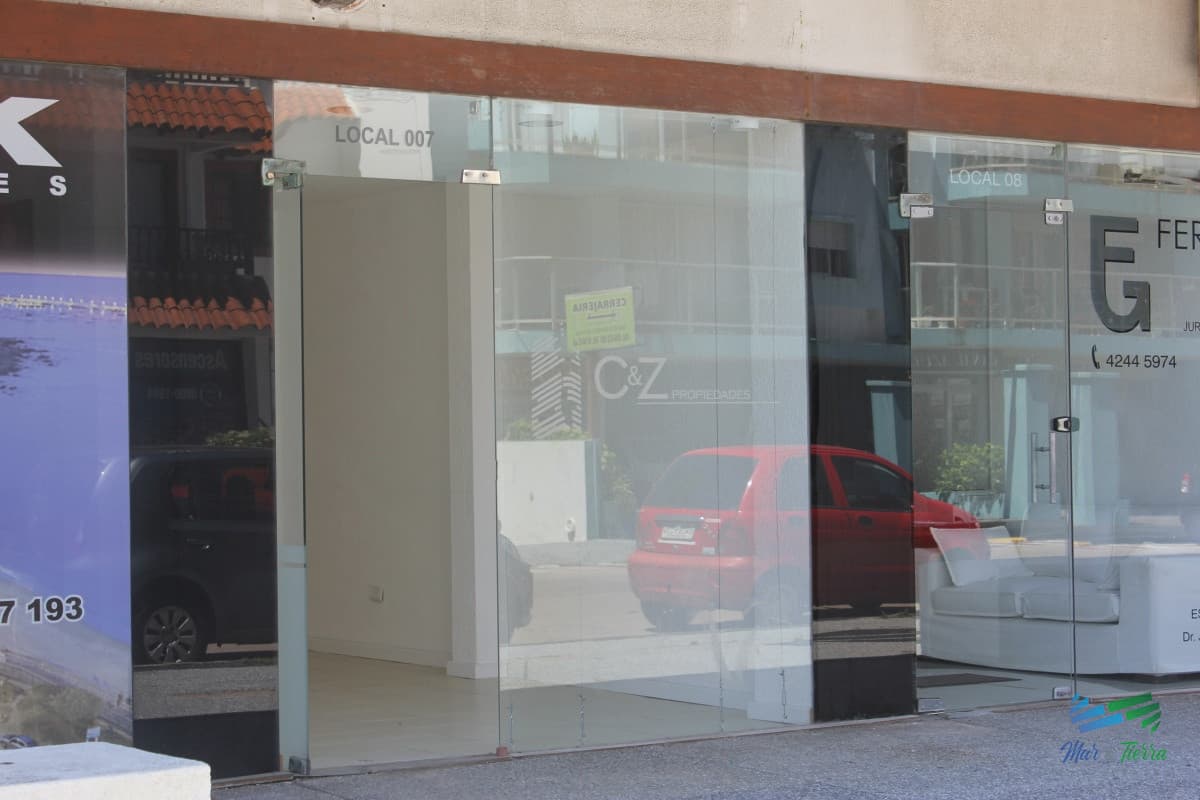 Se vende local a la calle en Punta del Este, zona Peninsula.