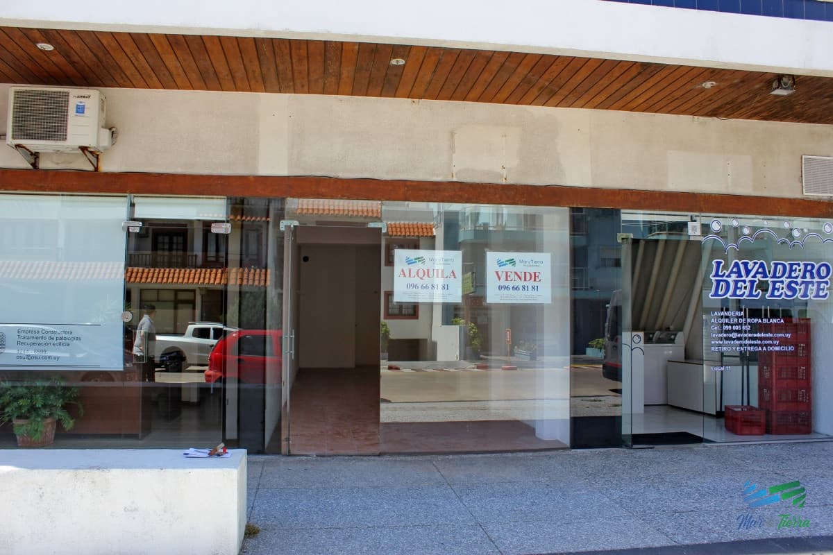 En venta Local a la calle con baño en Peninsula, Punta del Este.