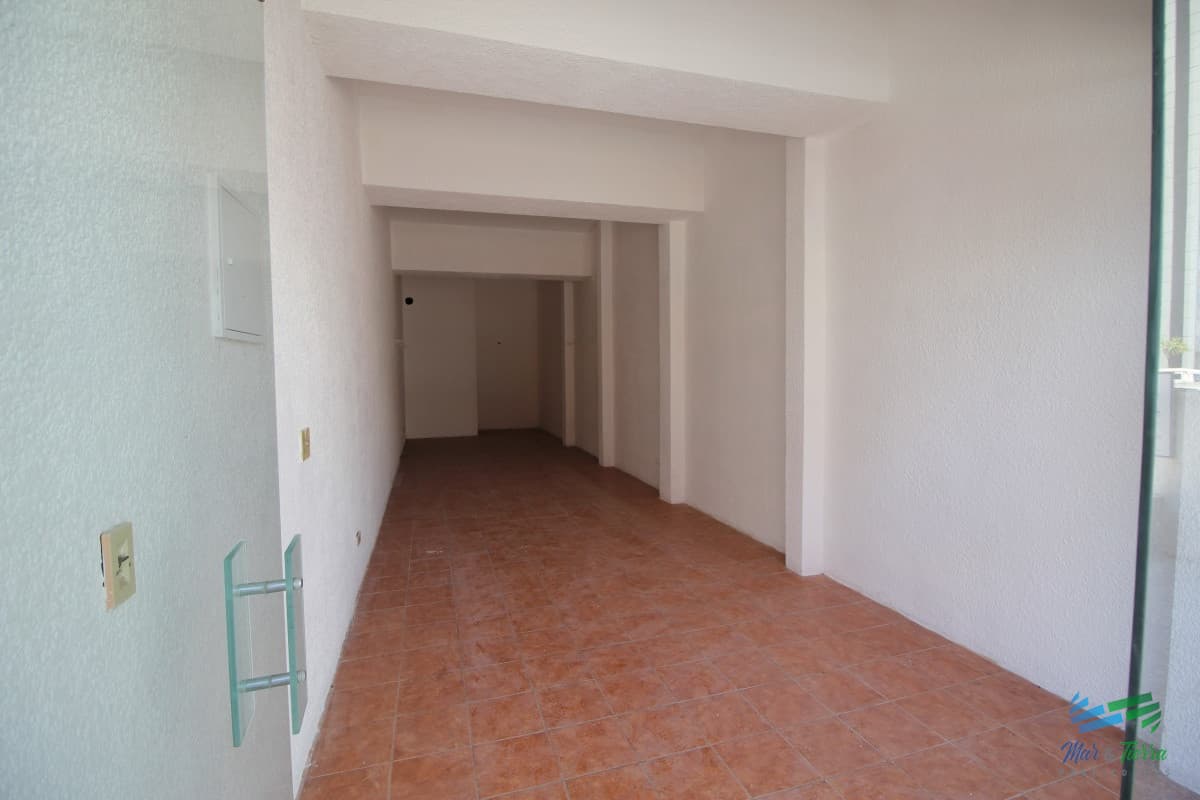 En venta Local a la calle con baño en Peninsula, Punta del Este.