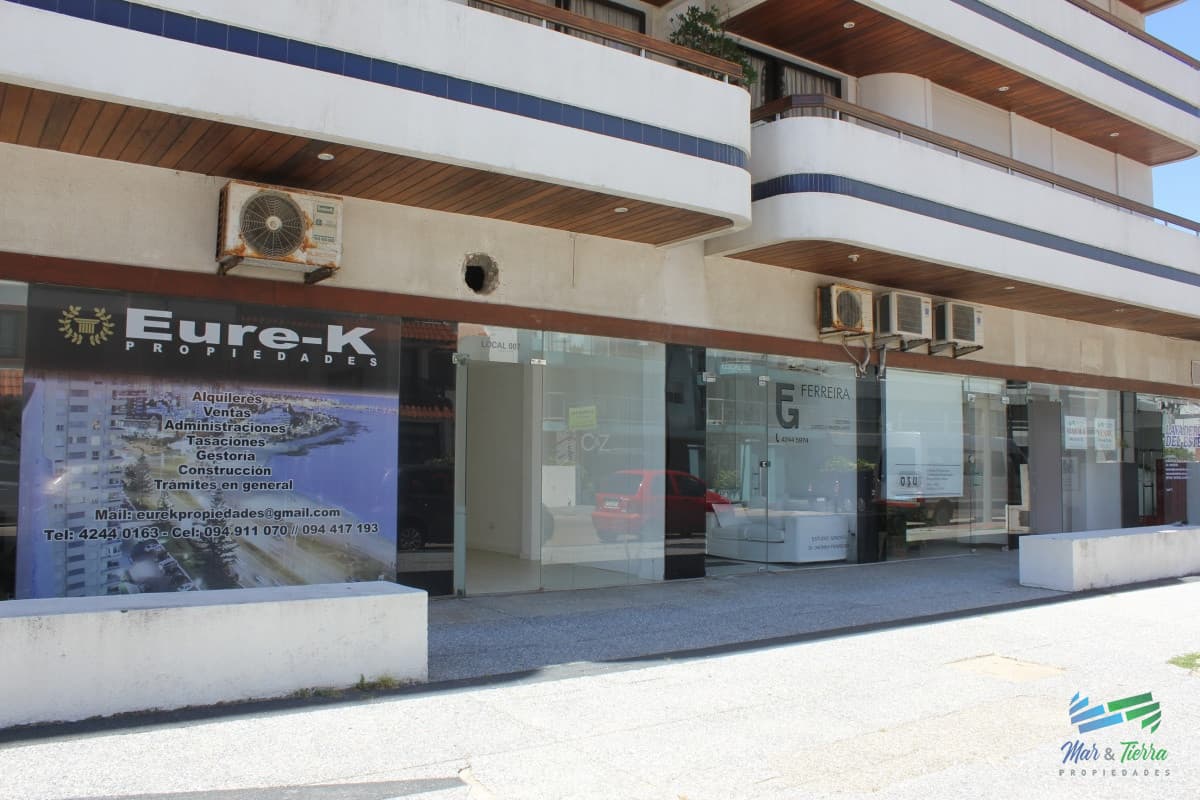Se vende local a la calle en Punta del Este, zona Peninsula.
